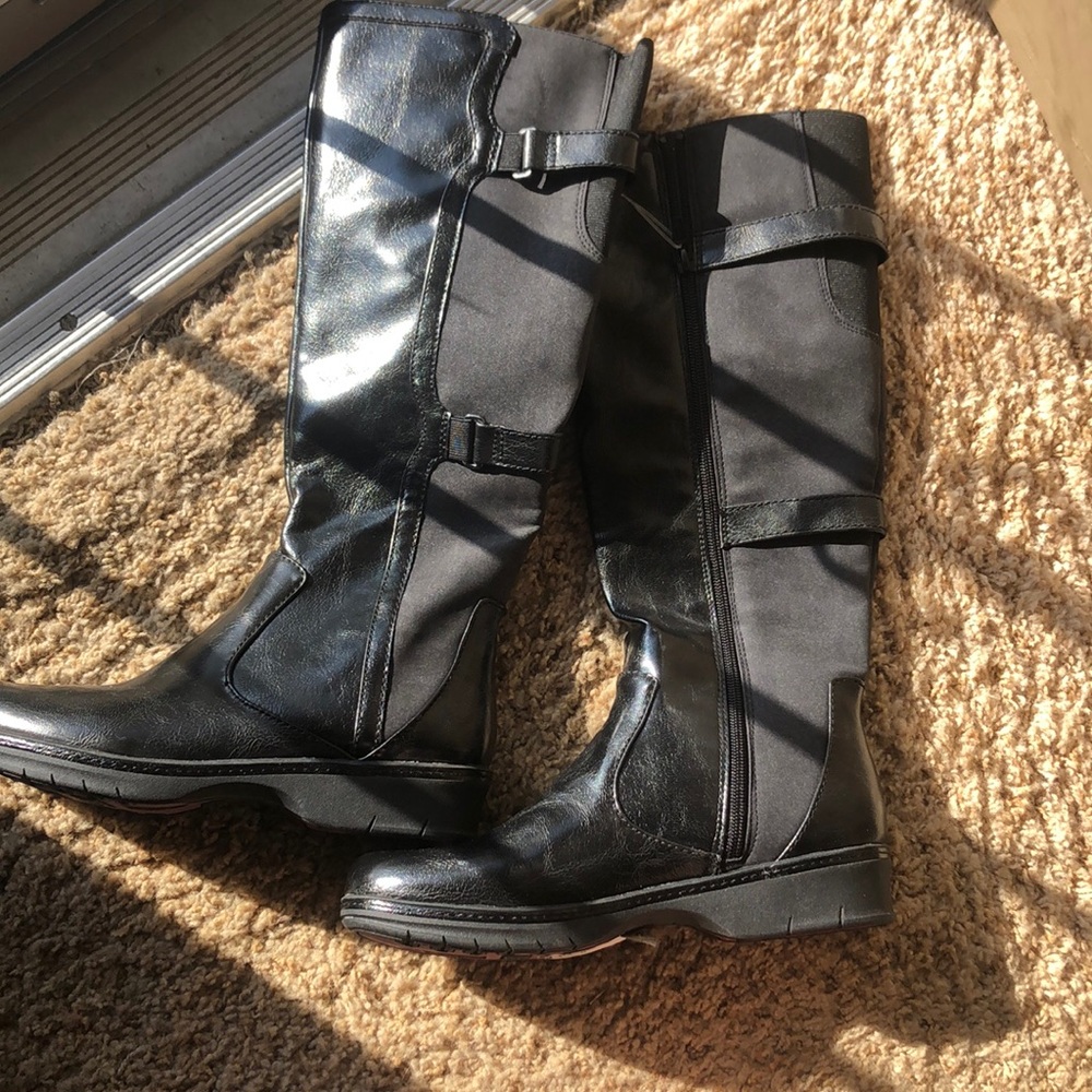 Black flex boots size 7.5